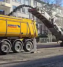 Die Straße "Außer der Schleifmühle" wird per Heißasphalt saniert.