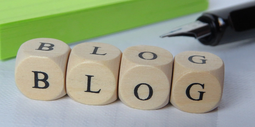 Bild von Holzwürfeln die das Word Blog ergeben.