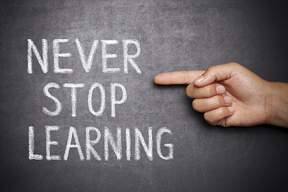 Tafel mit Schriftzug: Never Stop Learning