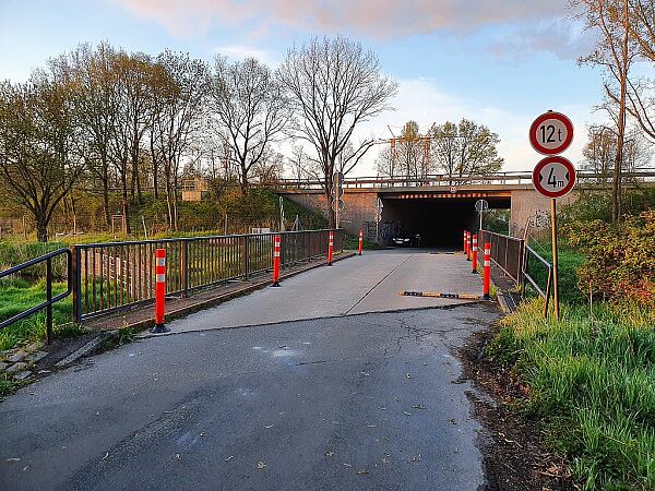 Die derzeit lastbeschränkte Brücke Neue Semkenfahrt im Bremer Blockland