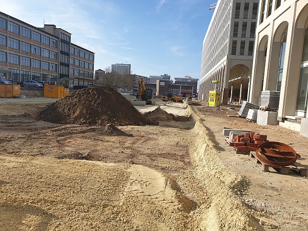 Das aktuelle Baufeld, im Hintergrund steht bereits das fertig gestellte Parkhaus