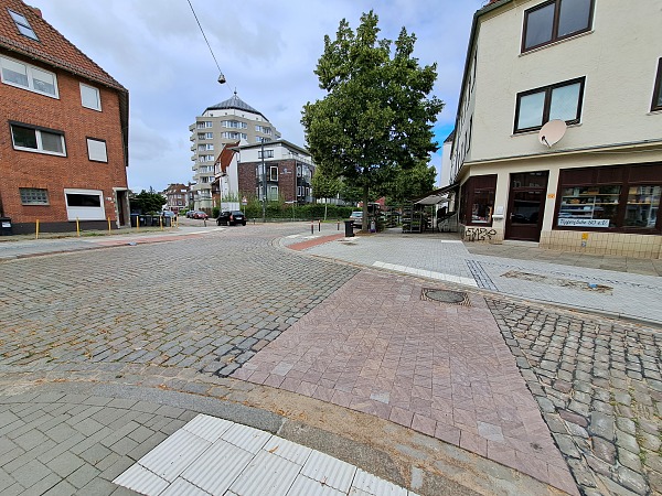 Fertig gestellte Querungshilfe Ecke Loxsteder Straße / Bremerhavener Straße im Sommer 2023, Bild: ASV