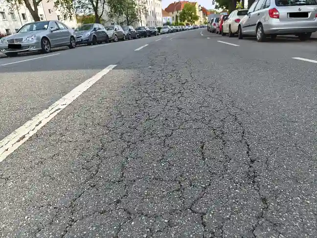 Schäden in der Fahrbahndecke der Fürther Straße in Bremen.