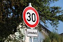 Das Symbolfoto zeigt ein Tempo-30-Schild sowie ein Zusatzschild 