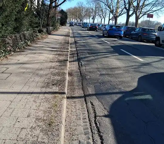 Schadensbilder am linken Fahrbahnrand des Osterdeichs.