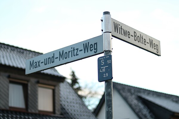 Zu sehen sind die Straßenschilder des Max-und-Moritz-Wegs sowie des Witwe-Bolte-Wegs im Bremer Wilhelm-Busch-Viertel