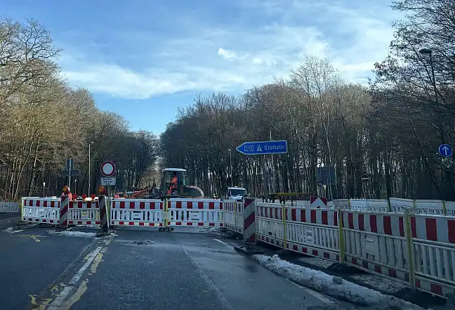Eine Baustelle im Bremer Straßenraum inklusive Absperrung.