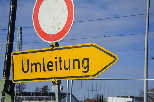 Bauzaun mit Umleitungsbeschilderung