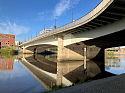 Eine seitliche Aufnahme der Wilhelm-Kaisen-Brücke