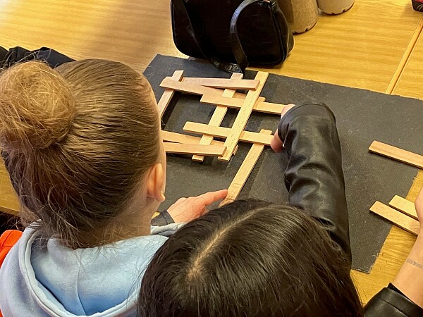 Die Schülerinnen und Schüler übten sich unter anderem an einem Modell einer Da-Vinci-Brücke
